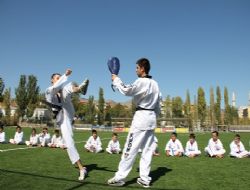 50 taekwondocu kuşak yükseltti 