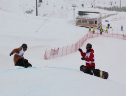 Palandöken’de snowboard gösterisi