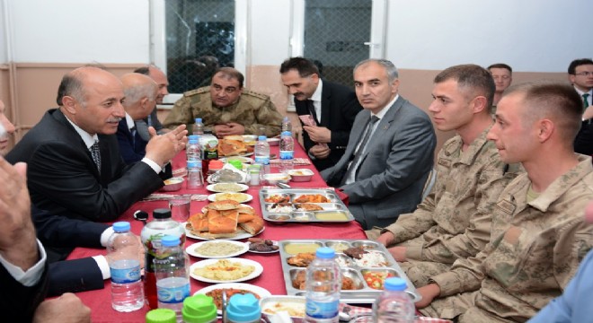 Azizoğlu Mehmetçikle birlikte iftar açtı