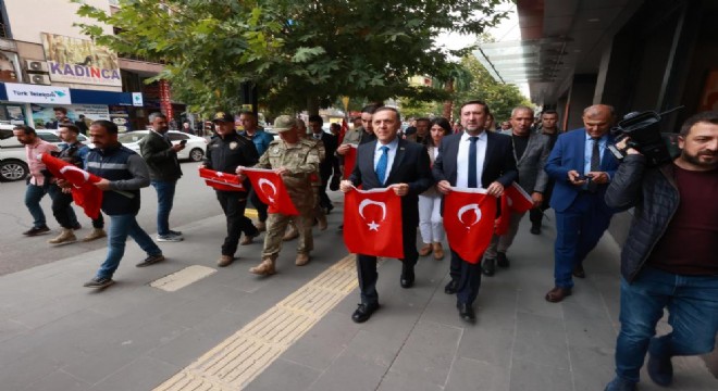 Bingöl’de esnaf ve vatandaşlara Türk bayrağı dağıtıldı