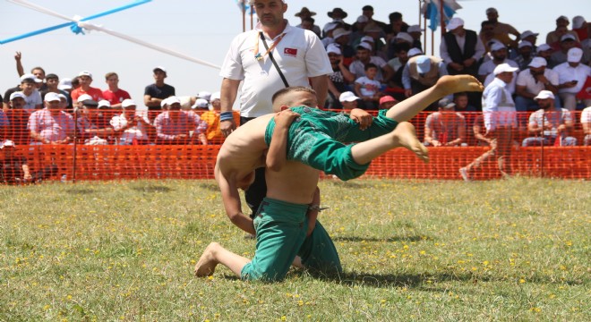 Erzurum Ovası Güreş Festivali nde güreşçiler nefes kesti