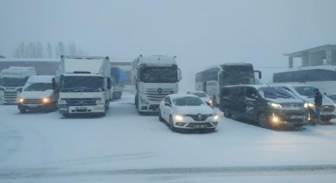 Erzurum’un Erzincan ve Bayburt yolları trafiğe kapatıldı