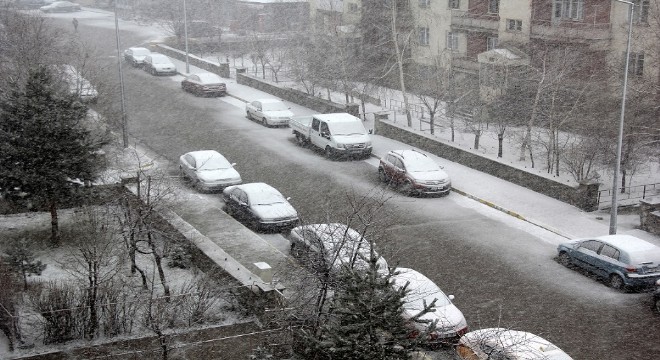 Erzurum yeniden beyaza büründü