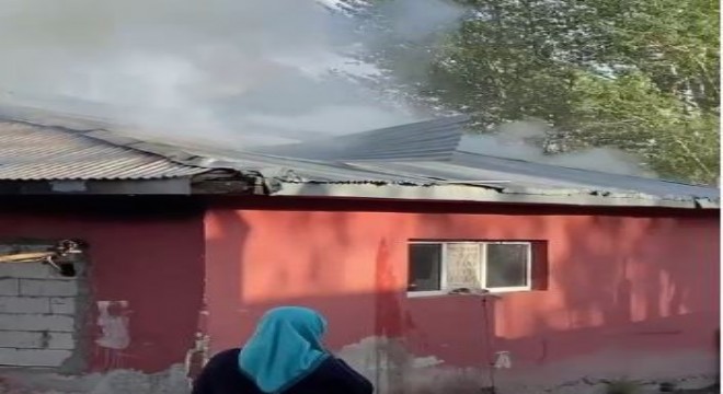 Köprüköy’de çatı yangını