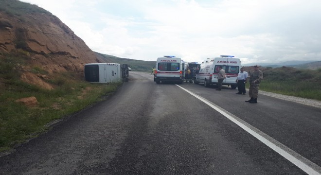 Polisleri taşıyan otobüs devrildi: 11 yaralı