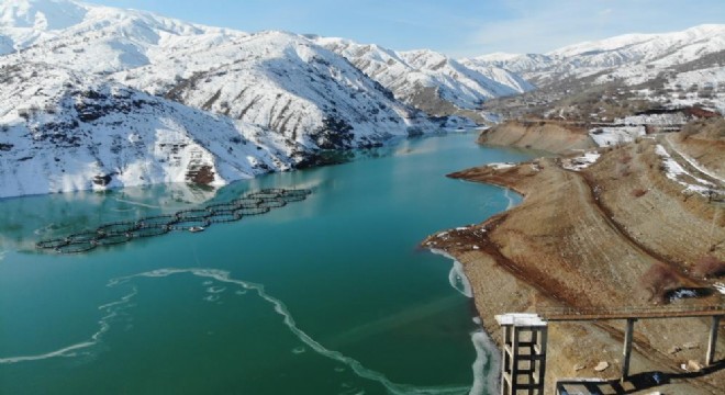 Sulama Barajı buzla kaplandı