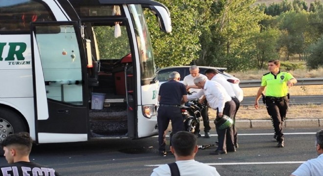 Tercan yolunda otobüsle motosiklet çarpıştı: 1 ölü, 1 yaralı