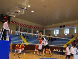 Liseliler voleybolda yarışıyor